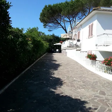 Villa Valentini: Beachfront Comfort with Garden and Private Parking Minturno Exterior photo