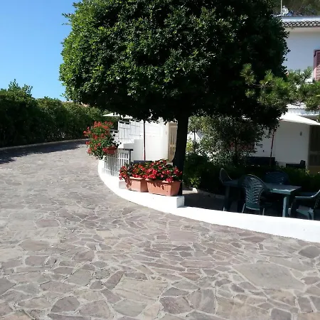 Villa Valentini: Beachfront Comfort with Garden and Private Parking Minturno Exterior photo