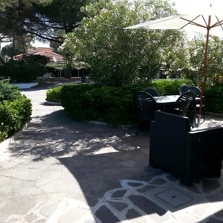 Villa Valentini: Beachfront Comfort with Garden and Private Parking Minturno Exterior photo