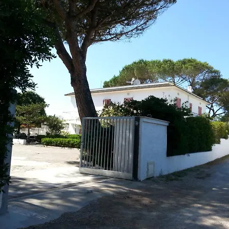 Villa Valentini: Beachfront Comfort with Garden and Private Parking Minturno Exterior photo