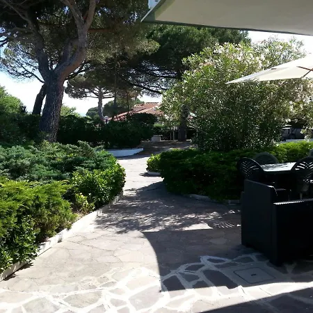 Villa Valentini: Beachfront Comfort with Garden and Private Parking Minturno Exterior photo