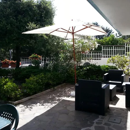 Villa Valentini: Beachfront Comfort with Garden and Private Parking Minturno Exterior photo