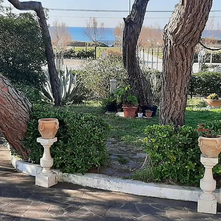 Villa Valentini: Beachfront Comfort with Garden and Private Parking Minturno Exterior photo
