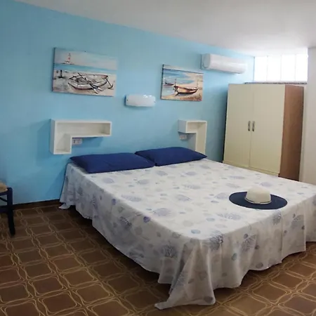Villa Valentini: Beachfront Comfort with Garden and Private Parking Minturno Exterior photo