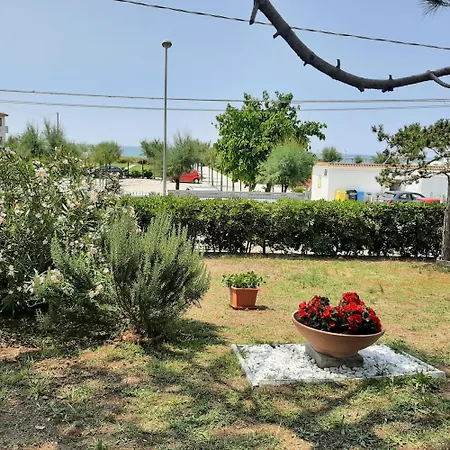 Villa Valentini: Beachfront Comfort with Garden and Private Parking Minturno Exterior photo