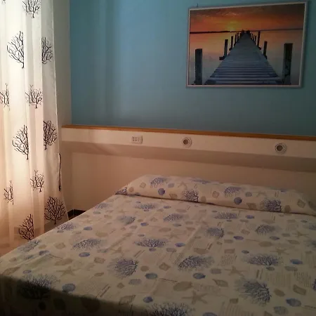 Villa Valentini: Beachfront Comfort with Garden and Private Parking Minturno Exterior photo