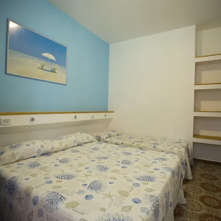 Villa Valentini: Beachfront Comfort with Garden and Private Parking Minturno Exterior photo