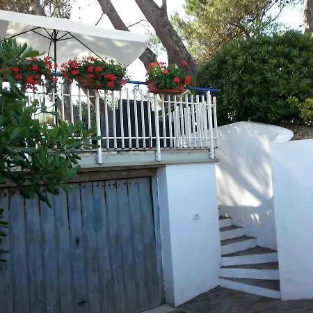 Villa Valentini: Beachfront Comfort with Garden and Private Parking Minturno Exterior photo