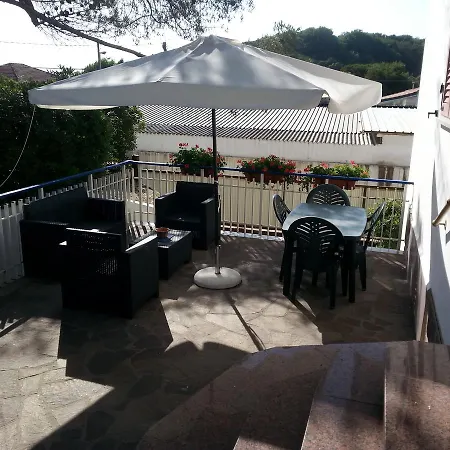 Villa Valentini: Beachfront Comfort with Garden and Private Parking Minturno Exterior photo