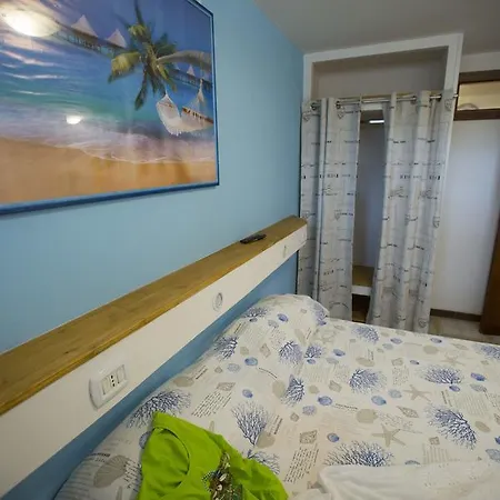 Villa Valentini: Beachfront Comfort with Garden and Private Parking Minturno Exterior photo
